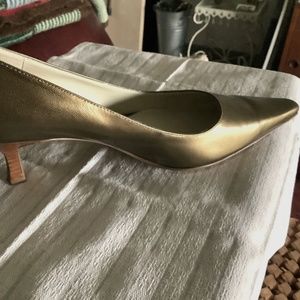 Bandolino  Brushed Gold women’s shoe leather upper .Stacked heel. 8.5M